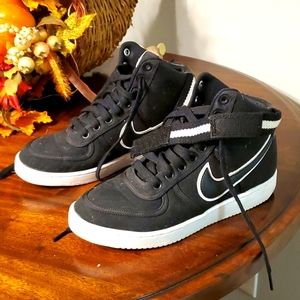 Womens Nike High Tops size 7 Black and White Canvas, Special Edition